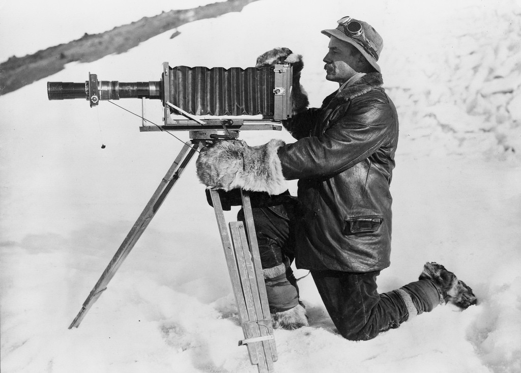Herbert George Ponting and telephoto apparatus, Antarctica, January 1912